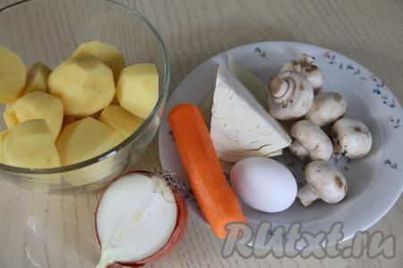 Подготовить продукты для приготовления картофельных зраз с капустой и грибами. 350 грамм очищенной картошки выложить в кастрюлю, залить полностью водой, подсолить и отварить до готовности (в течение минут 25 с момента закипания воды). Шампиньоны промыть водой, убирая с грибов загрязнения. Почистить морковку и лук. 