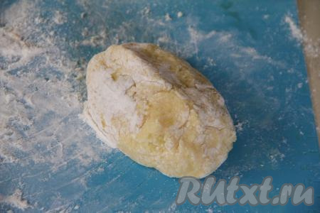 Защипать края картофельной лепёшки над начинкой из капусты и грибов, формируя зразу. Таким образом сформировать все 6 зраз.