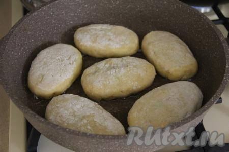 В сковороду влить растительное масло, разогреть, выложить зразы.
