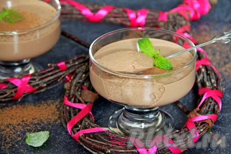 Нежное, очень вкусное, воздушное суфле, приготовленное из ряженки с добавлением желатина и какао, после застывания подать к столу.