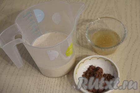 Желатин всыпать в небольшую ёмкость, залить холодной водой, перемешать и оставить набухать на 15 минут.