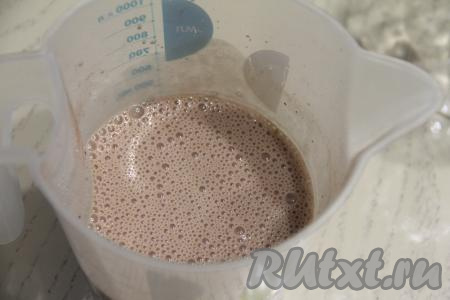 Влить желатин в чашу к ряженке и взбить миксером в течение 1-2 минут.&nbsp;