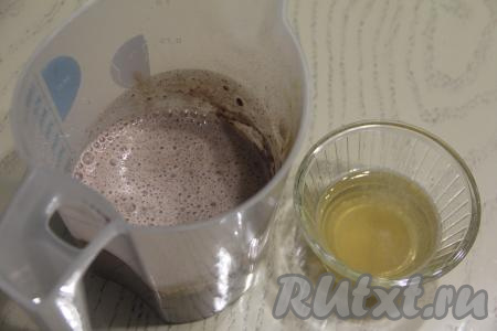 Взбить ряженку с какао и сахаром миксером до однородности. Набухший желатин прогреть до полного растворения желатина. Я прогреваю в микроволновке. Для этого я ставлю ёмкость с желатином на 10 секунд в микроволновку и прогреваю его на максимальной мощности, после этого достаю, перемешиваю, ставлю ещё на 10 секунд, снова перемешиваю и, если ещё не все кристаллики желатина растворились, тогда прогреваю ещё 10 секунд, перемешиваю. Как правило, за это время весь желатин полностью растворяется. Прогревая желатин, учитывайте, что нельзя дать желатину закипеть.