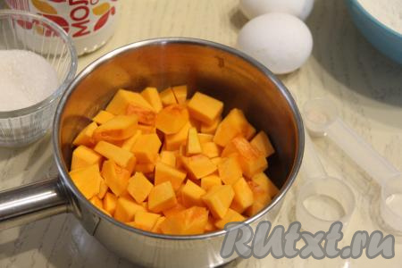 Прежде всего приготовим тыквенные блины для торта. Для этого 250 грамм очищенной тыквы нужно нарезать на кубики размером 1 сантиметр на 1 см, поместить в сотейник, добавить 50 миллилитров воды и поставить на огонь. После закипания, уменьшив огонь, варить под крышкой тыкву до мягкости (ориентировочно минут 15), периодически помешивая.&nbsp;