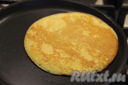 Жарить с двух сторон до золотистого цвета на среднем огне, затем пористый блинчик переложить на тарелку. Я сковороду перед жаркой последующих блинов маслом не смазываю, но нужно ориентироваться на качество покрытия вашей сковороды и при необходимости слегка смазывать её маслом. Постепенно пожарить все блины, складывая их горкой на тарелку. Я выпекала тыквенные блины на сковороде диаметром 18 сантиметров, из указанного количества ингредиентов у меня получилось 11 блинчиков. Полностью остудить блины.