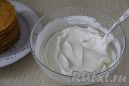 Для приготовления крема для блинного тыквенного крема нужно соединить творожный сыр, сахарную пудру, ванильный сахар и сметану в объёмной миске, перемешать венчиком до однородности.