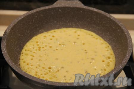 Сковороду хорошо разогреть, слегка смазать её растительным маслом перед выпечкой первого тыквенного блина. Вылить один половник теста и равномерно распределить по сковороде.