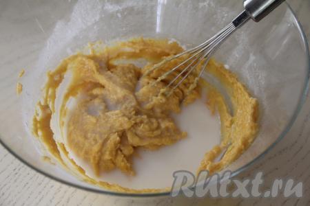 Перемешать тыквенное блинное тесто венчиком, оно получится вязким. Добавить тёплое молоко (молоко должно быть чуть теплее комнатной температуры), тщательно перемешать венчиком.