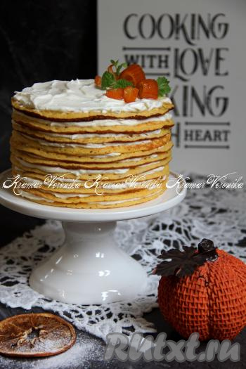 Поставить торт в холодильник хотя бы на несколько часов для пропитки (лучше оставить на ночь). Оставшийся крем тоже пока поставить в холодильник. А затем верх блинного торта смазать оставшимся кремом, украсить по желанию.