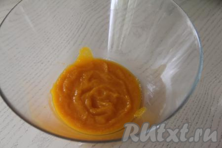 Тыкву, отваренную до мягкости, пробить погружным блендером в однородное пюре, переложить в объёмную миску, дать немного остыть.