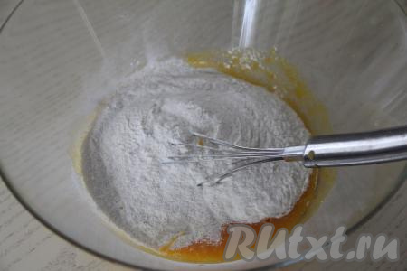 Всыпать муку и соль.&nbsp;