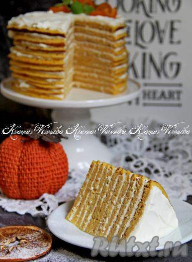 Нарезать нежный, в меру сладкий блинный тыквенный торт на кусочки и подать вкусный десерт к столу.