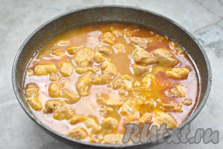 После закипания убавляем огонь и готовим гуляш из свинины под крышкой 25 минут (до мягкости мяса). 