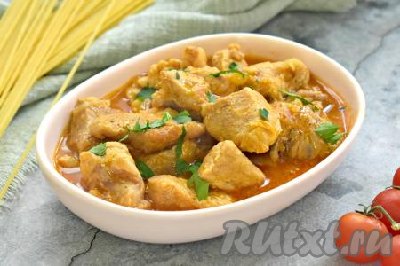 Гуляш, приготовленный из свинины без добавления томатной пасты, получился с насыщенным вкусом, аппетитным и сытным, к столу его можно подать с макаронами, картофельным пюре, рисом или гречкой.