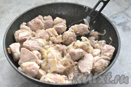 На огне чуть выше среднего обжариваем свинину с луком 6-7 минут, периодически перемешивая.