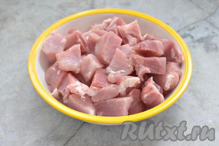 Свинину моем, обсушиваем, нарезаем на небольшие (размером около 2-3 сантиметров) кусочки.
