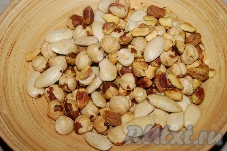 Орехи разобрать, очистить от шелухи (по желанию). Для приготовления печенья "Бискотти" можно использовать орехи одного сорта (например, фундук, грецкие орехи), а можно взять смесь сортов.
