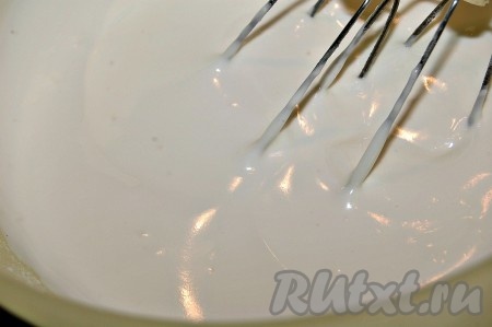 Охлаждённые белки взбить с сахарной пудрой миксером до тех пор, пока не образуется гладкая, блестящая масса.
