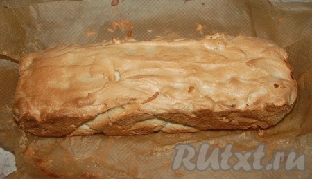 Отправить форму в заранее нагретую до 180 градусов духовку, примерно, на 45 минут. Затем вынуть из духовки, достать бискотти с орехами из формы и остудить.