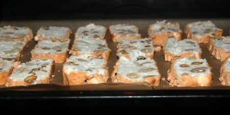 Разрезанные кусочки выложить на противень на бумагу для выпечки, отправить в разогретую духовку и при температуре 160 градусов подсушивать с каждой стороны по 5 минут.
