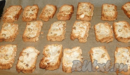 Наши бискотти с орехами готовы, можно вытаскивать их из духовки.
