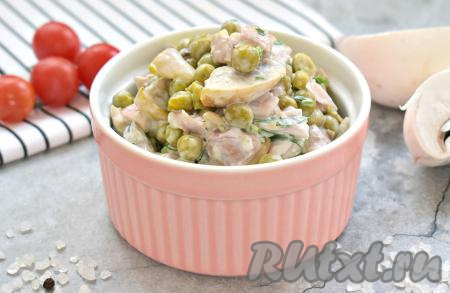 Вкусный, ароматный, насыщенный салат, приготовленный с курицей, грибами и горошком, можно подать не только к повседневному, но и к праздничному столу.
