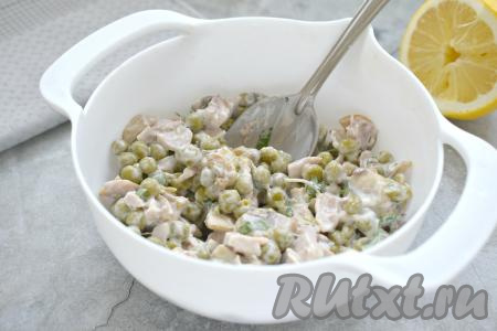 В миску с курицей, горошком и зеленью выкладываем остывшие шампиньоны, добавляем лимонный сок и майонез, перемешиваем. Пробуем салат и по вкусу его солим и перчим. Снова перемешиваем и ставим салат в холодильник, чтобы он охладился (минут на 15-20).