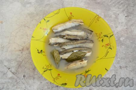 Аккуратно, используя прихватку или сухое полотенце, достать тарелку с мойвой из микроволновки. Тарелка будет очень горячая. Слить оставшуюся в тарелке воду и можно подавать рыбку к столу.