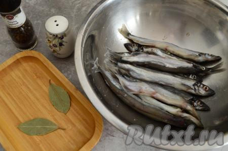 Подготовить продукты для приготовления мойвы в микроволновке. Мойву заранее разморозить.