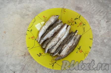 Сложить всю подготовленную мойву в тарелку, пригодную для приготовления в микроволновой печи. Посолить и поперчить рыбку по вкусу. Напомню, в микроволновке нельзя использовать металлическую посуду, а также посуду с блестящими элементами.