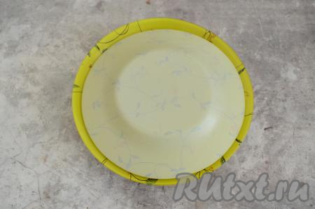 Накрыть тарелку с мойвой другой тарелкой (или крышкой) и отправить в микроволновку. Я готовила мойву при максимальной мощности микроволновки 6 минут. Мощность моей микроволновой печи 1200 Ватт.