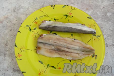 Удалить у мойвы головы, из брюшек убрать внутренности вместе с чёрной плёнкой. Вынуть центральную хребтовую кость из каждой рыбы. Плавники я обычно отрезаю ножницами. Тщательно промыть каждую рыбинку под проточной водой. У нас получится очищенная мойва, как на фото.