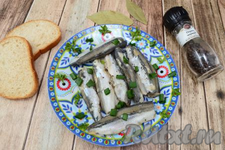 Мойва готовится в микроволновке очень просто и быстро, а получается нежной и очень вкусной. К столу её можно подать и тёплой, и остывшей.