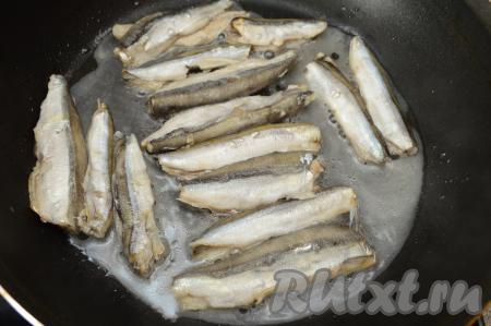 Сковороду хорошо разогреть с растительным маслом. Выложить мойву на сковороду в один слой, убавить огонь до ниже среднего, накрыть сковороду крышкой. Во время жарки мойва выделит воду.