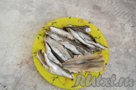 У мойвы удалить головы. Из каждого брюшка убрать все внутренности вместе с чёрной плёнкой, вынуть хребет. Плавники я тоже срезаю кухонными ножницами. Промыть каждую рыбку под проточной водой. Дать рыбе слегка обсохнуть. Посолить мойву по вкусу.