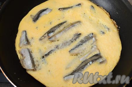 Накрыть сковороду крышкой и готовить на среднем огне 3-4 минуты. Как только на поверхности яичной смеси не останется влажных участков, значит блюдо готово.