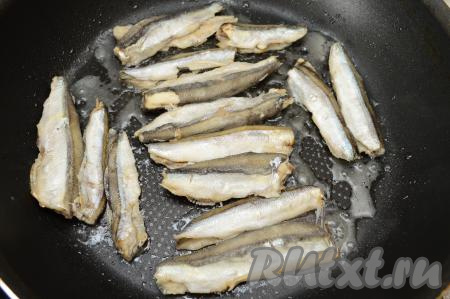 Жарить мойву под крышкой минут 8 (переворачивать в процессе обжаривания рыбу не нужно), в процессе жарки вода испарится.