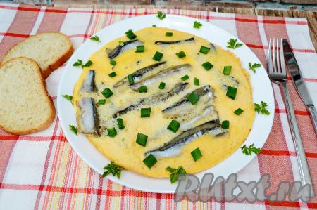 Нежнейшую мойву, приготовленную в яйцах, переложить со сковороды на плоскую тарелку и в горячем виде подать аппетитное, сытное и очень вкусное блюдо к столу.