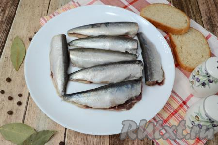 Непосредственно перед подачей я чищу малосольную салаку, то есть убираю голову, внутренности, хребет и промываю хорошо каждую рыбку под проточной водой. Салака, приготовленная в рассоле в домашних условиях, получается немного пряной, очень вкусной и нежной, я предпочитаю подавать её с отварным картофелем.