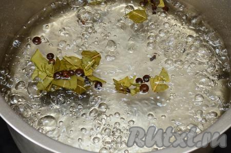 С момента закипания проварить рассол на небольшом огне 2-3 минуты. Нужно, чтобы кристаллы сахара и соли полностью растворились в воде.