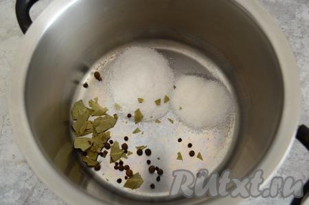 В кастрюлю всыпать соль, сахар, горошины душистого и чёрного перцев. Лавровые листья разломать на небольшие кусочки и тоже добавить в кастрюлю.