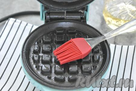 Включаем электровафельницу, панели смазываем растительным маслом.