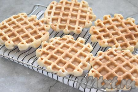 Аппетитную вафлю перекладываем на решётку. Периодически перемешивая банановое тесто, постепенно выпекаем в вафельнице все вафли и даём им остыть на решётке. Из предложенного количества продуктов у меня получилось 5 штук. Вафли, приготовленные с бананом без добавления яиц, получаются с лёгкой корочкой снаружи и с ароматным, нежным мякишем внутри.