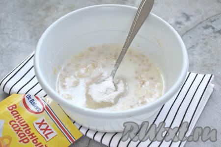 К бананово-молочной смеси всыпаем обычный сахар и ванильный, хорошо перемешиваем. С указанным количеством сахара вафли получаются достаточно сладкими, но вы можете добавить сахар по своему вкусу.