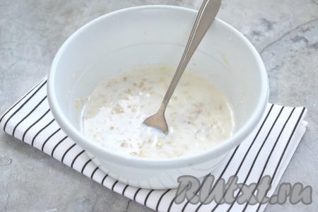 Молоко слегка подогреваем на плите (или в микроволновке). Тёплое молоко тоже добавляем к банановому пюре, перемешиваем.