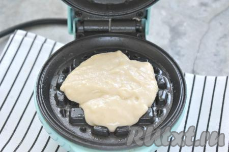 Когда электрическая вафельница достаточно прогреется, выкладываем в центр нижней панели 2 столовых ложки бананового теста. Накрываем верхней панелью и готовим вафлю 5-6 минут (продолжительность выпечки будет определяться мощностью вашей техники). 