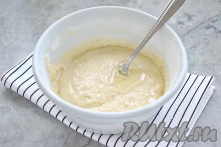 Частями всыпаем оставшуюся просеянную муку, полностью вмешивая её в банановое тесто для вафель. Добавляя муку, учитываем, что тесто должно получиться средней густоты, как на фото. Вливаем в замешанное тесто 1 столовую ложку растительного масла и снова перемешиваем.