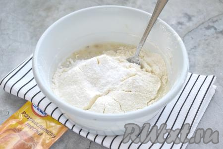 Далее в получившуюся массу просеиваем половину пшеничной муки, добавляем разрыхлитель, перемешиваем столовой ложкой.
