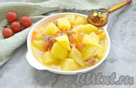 Затем снимаем кастрюлю с огня и можно подавать аппетитное, вкусное блюдо к столу. Картошка, приготовленная с морковью, луком и тушёнкой, отлично впишется в повседневное меню!