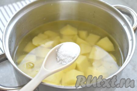 Нарезанный картофель перекладываем в кастрюлю, вливаем примерно 700 миллилитров холодной воды и сразу по вкусу солим, ставим на огонь. После закипания, уменьшив огонь, варим картофель 10 минут (до полуготовности).